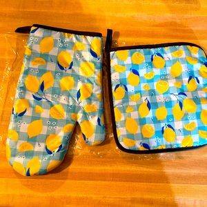 Blue oven mitt and pot holder set